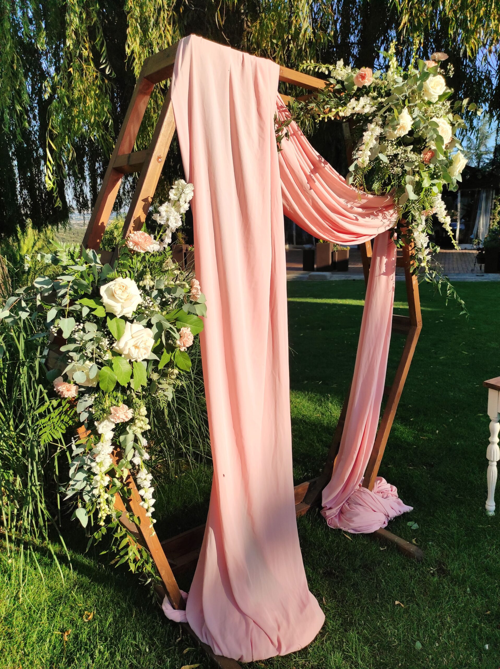 el-broche-final_decoracion-bodas_eventos_españa_madrid_tienda-online_decoracion-bienvenida_arco-para-ceremonia_arco-floral_decoración-floral_decoración-pastel_rincones-personalizados_ceremonia-personalzada