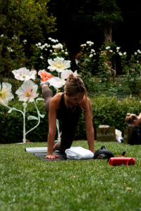 Decoración de evento con flores gigantes